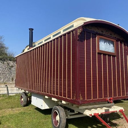 פלימות' Vintage Showman'S Wagon For Two Close To Beach מראה חיצוני תמונה